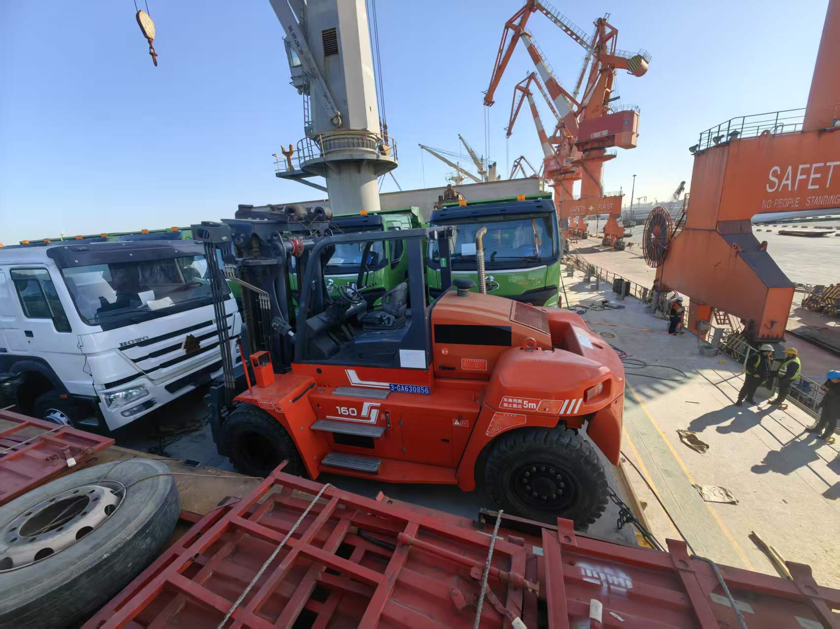 شحنة رافعات شوكية مروحية تبحر إلى الجزائر شحنة رافعات شوكية مروحية تبحر إلى الجزائر