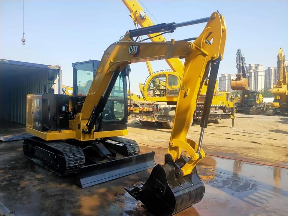 حفارة صغيرة موديل 2023 بحالة ممتازة Cat 305.5