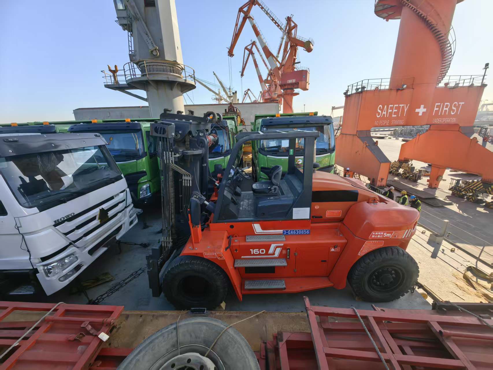 شحنة رافعات شوكية مروحية تبحر إلى الجزائر شحنة رافعات شوكية مروحية تبحر إلى الجزائر