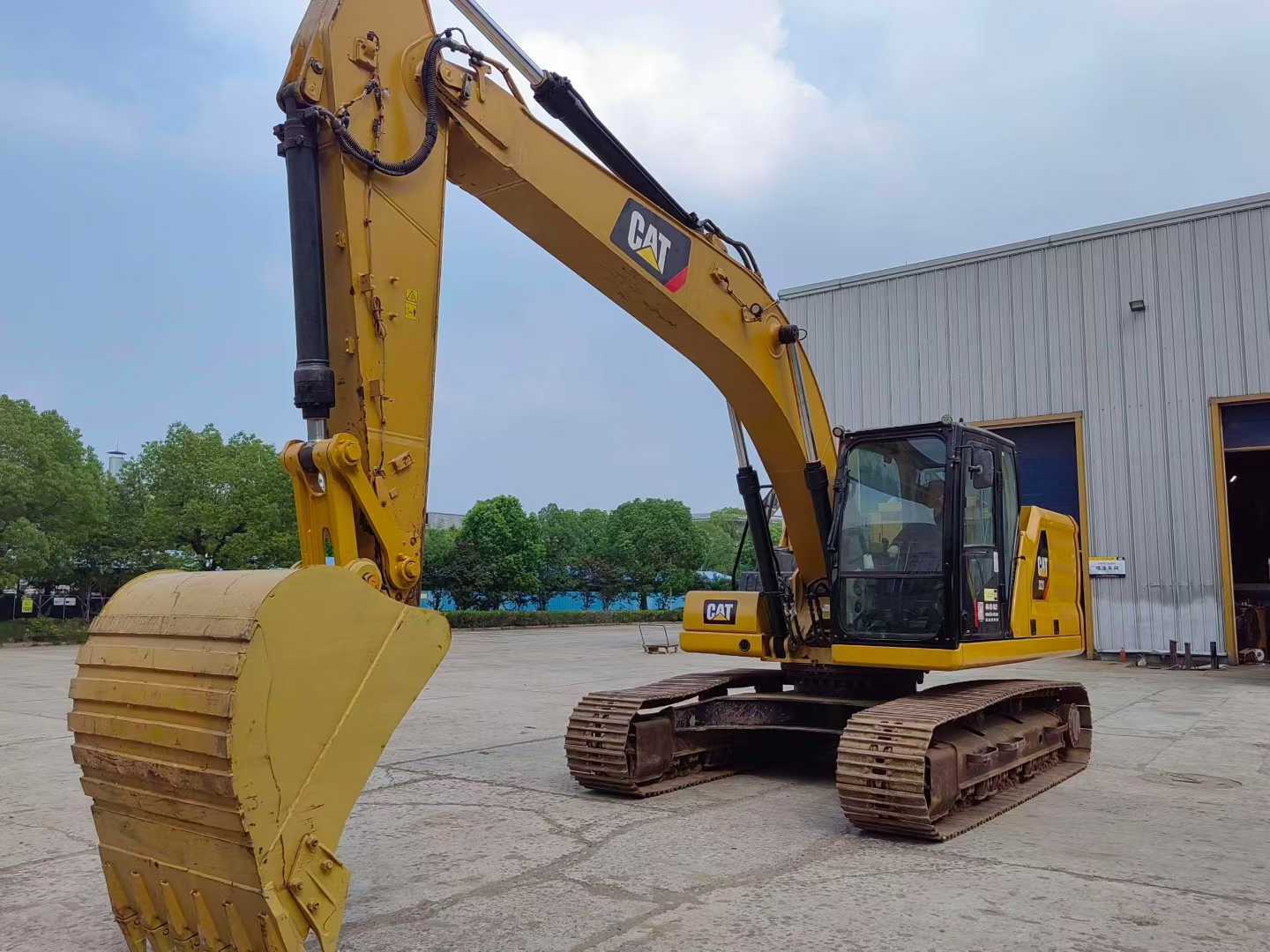 حفارة مستعملة Cat323 موديل 2020 بحالة ممتازة