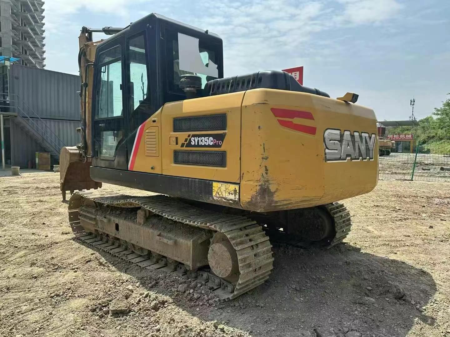 Дешевая распродажа 2022 года выпуска Sany 135 б/у гусеничный экскаватор