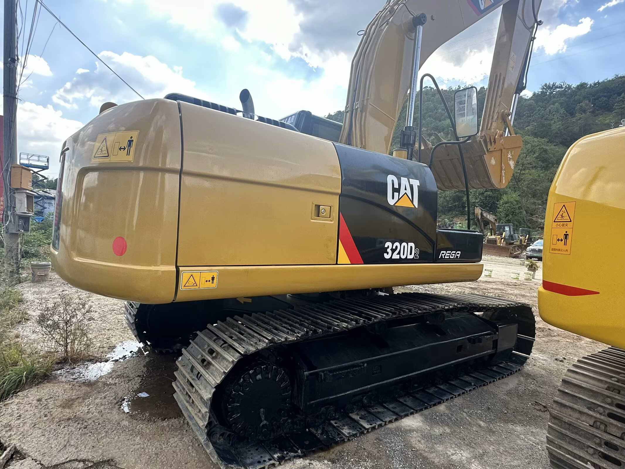 Escavadora Cat 320D usada e barata em promoção em 2018