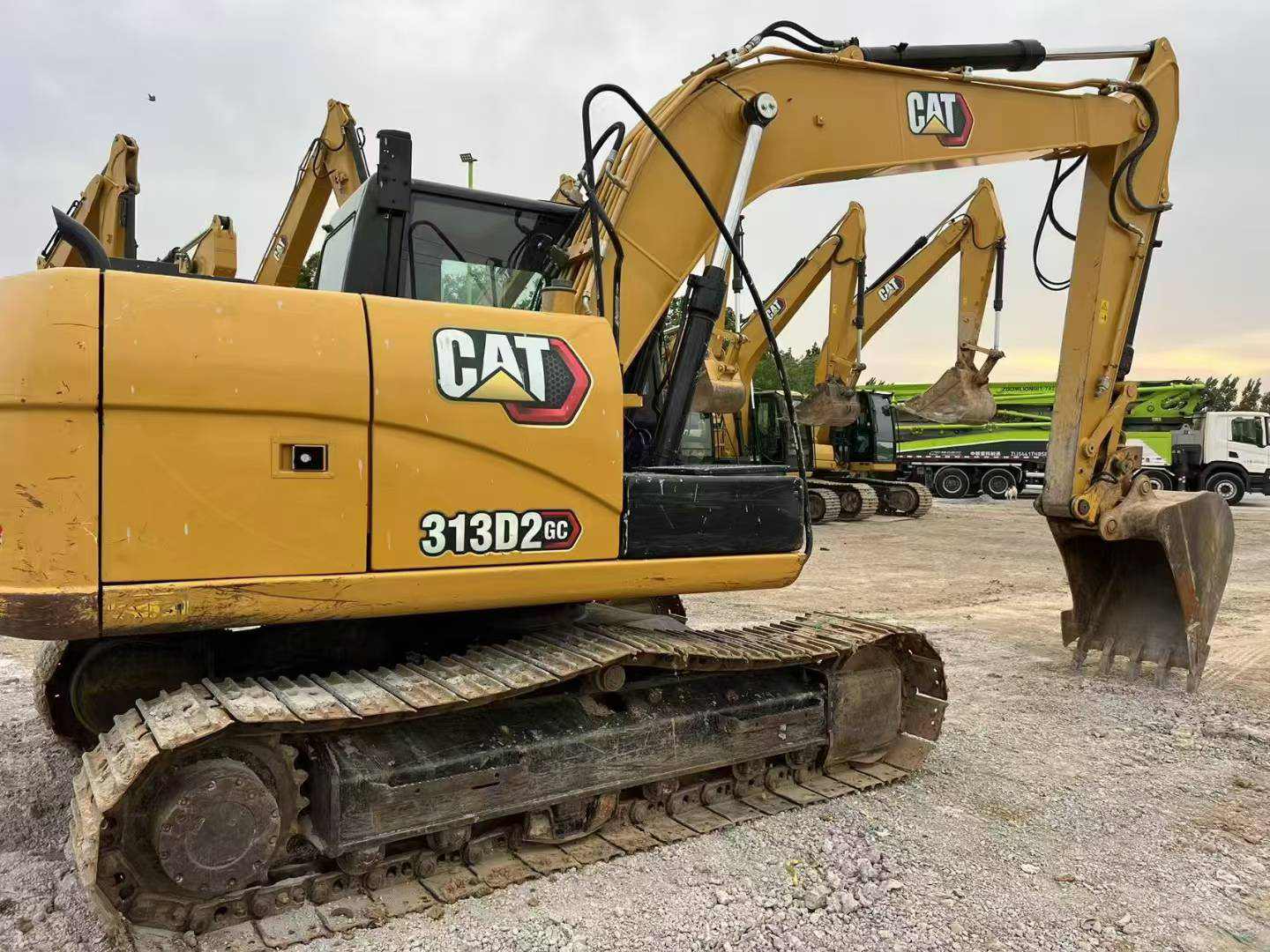 Escavadora Cat 313 usada, ano 2022, com 4.000 horas, para venda