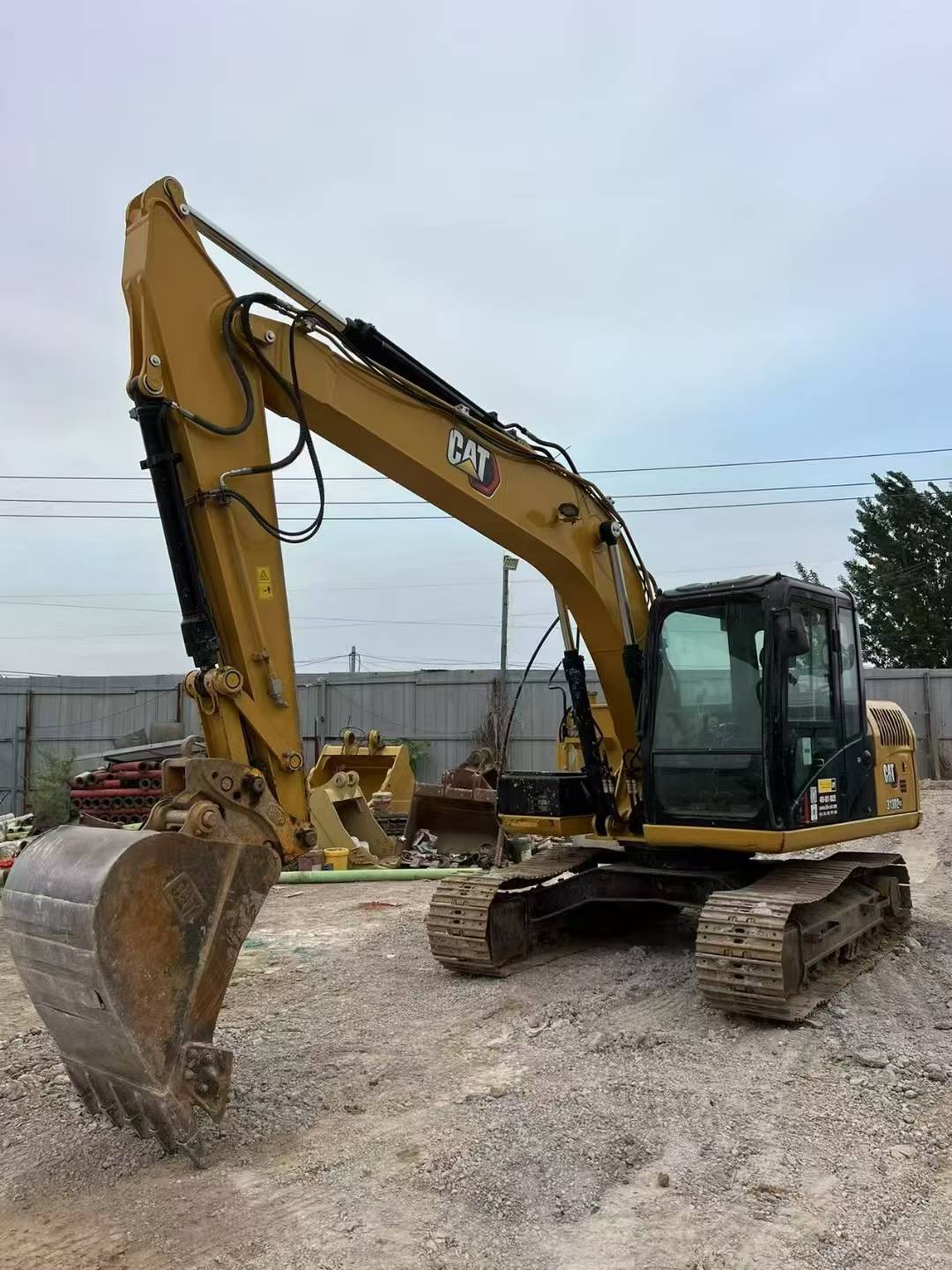 Escavadora Cat 313 usada, ano 2022, com 4.000 horas, para venda