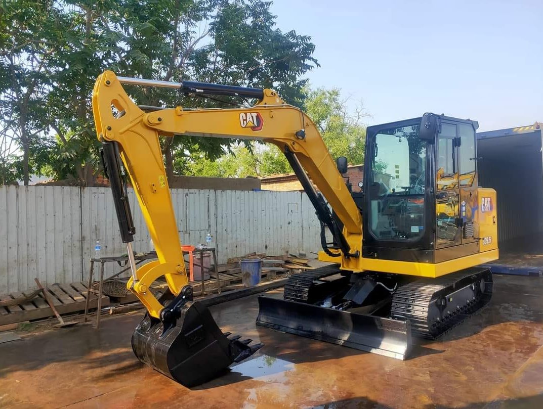 حفارة صغيرة موديل 2023 بحالة ممتازة Cat 305.5