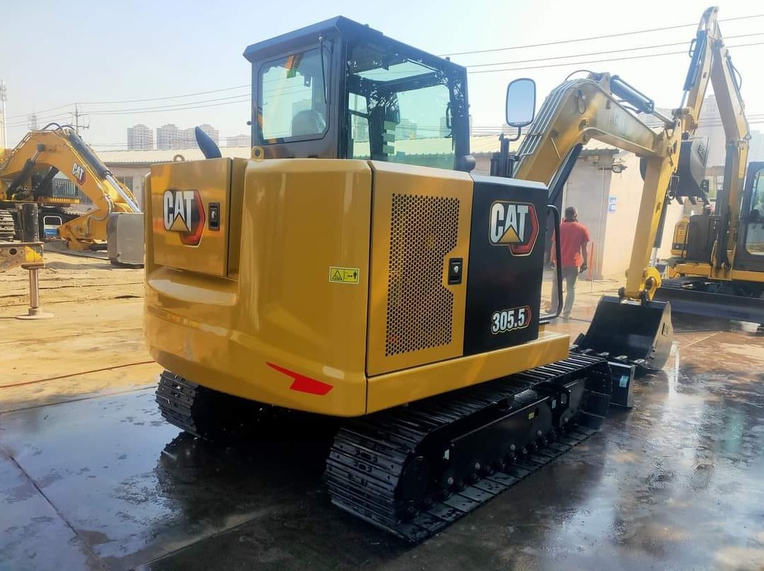 حفارة صغيرة موديل 2023 بحالة ممتازة Cat 305.5