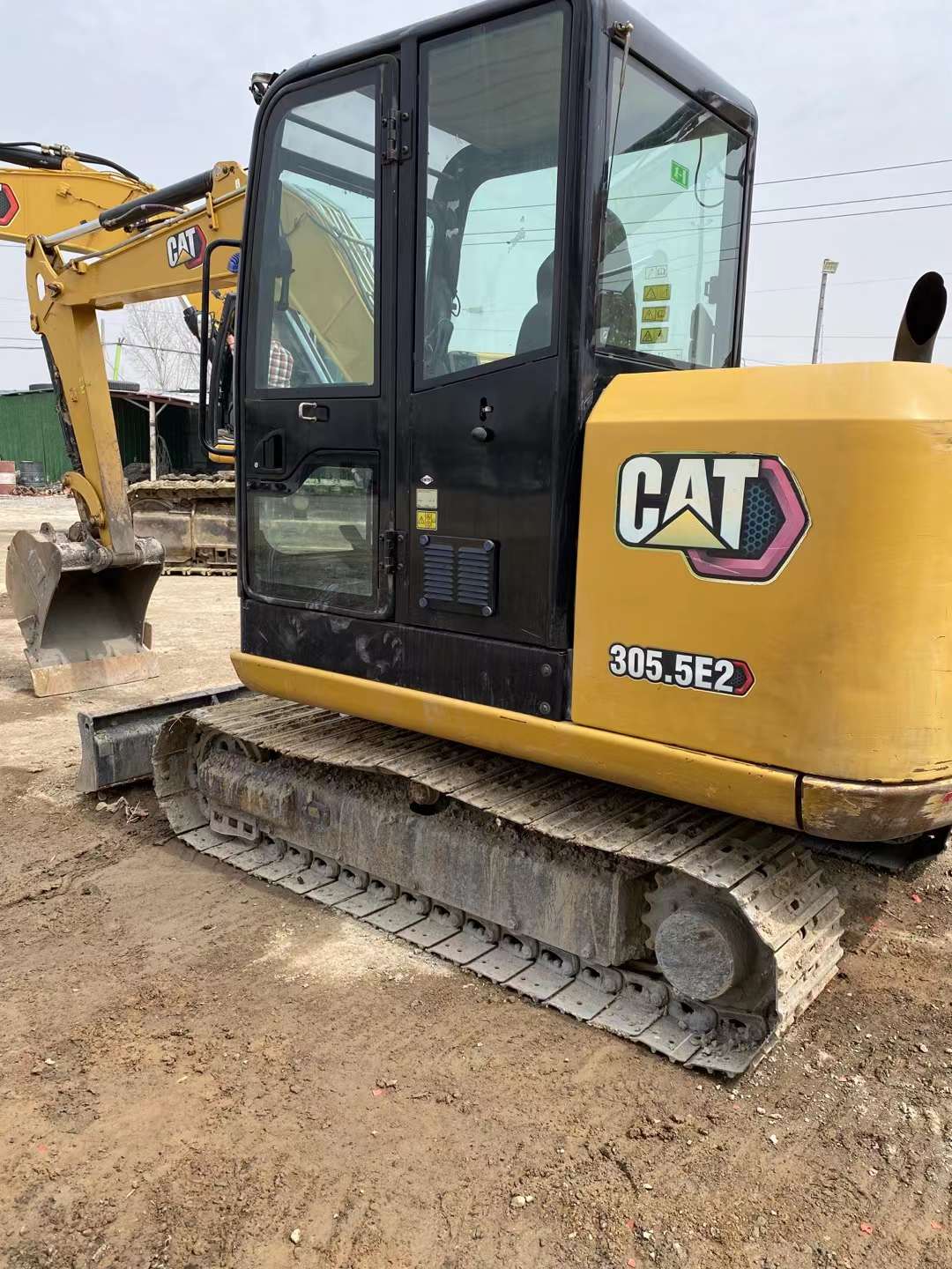 Escavadeira Cat 305.5 usada para venda