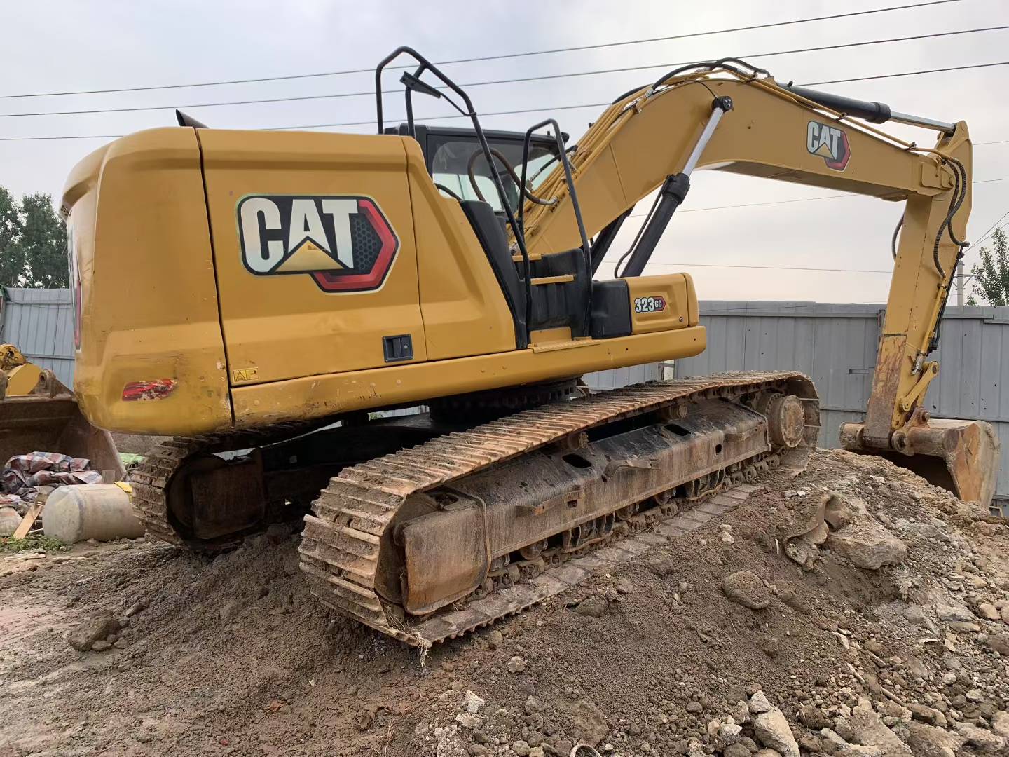 Escavadora Cat 323GC usada, 2020, em bom estado