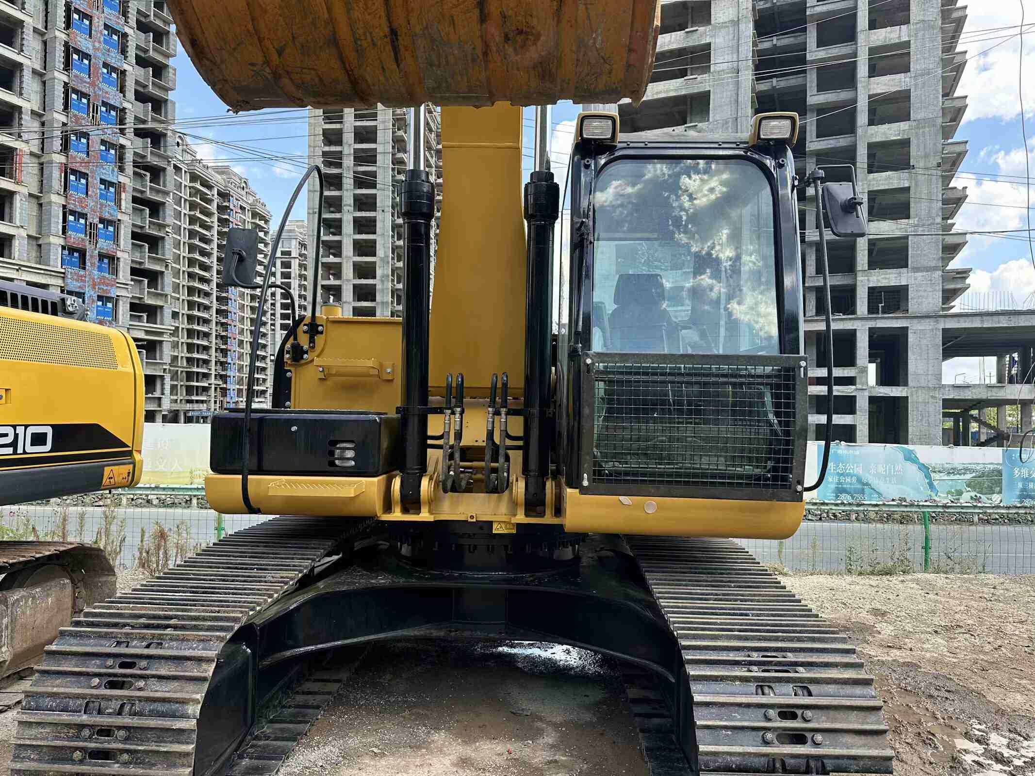 Escavadora Cat 320D usada e barata em promoção em 2018