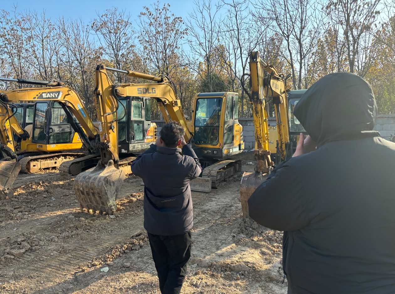 Des experts serbes du bâtiment visitent LXEM Des experts serbes du bâtiment visitent LXEM