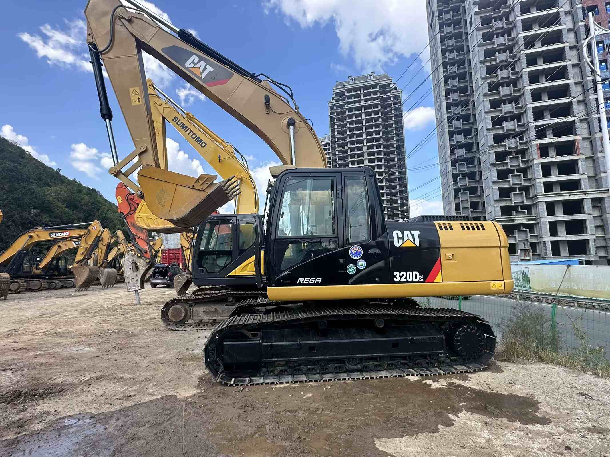 Escavadora Cat 320D usada e barata em promoção em 2018