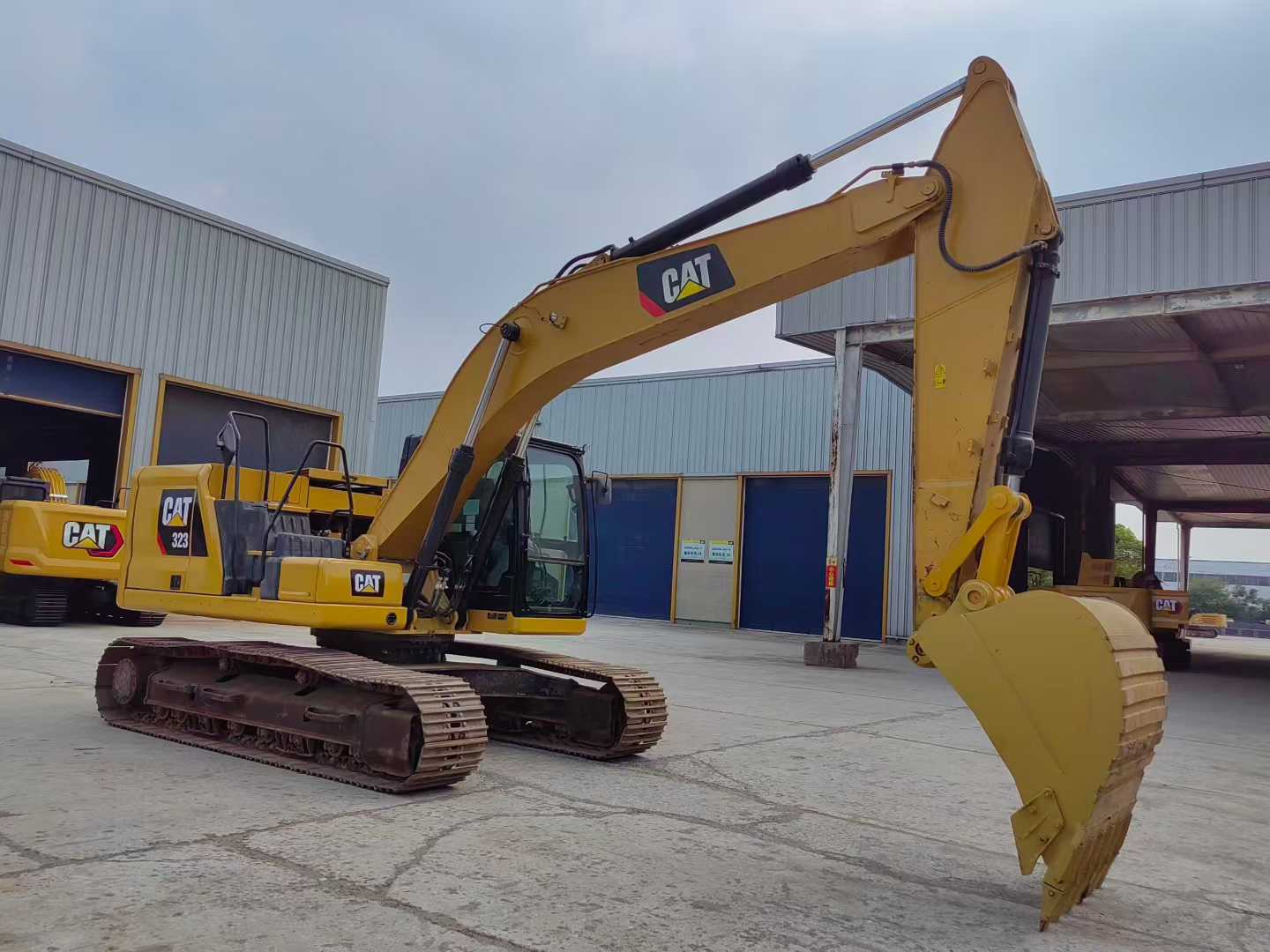 حفارة مستعملة Cat323 موديل 2020 بحالة ممتازة