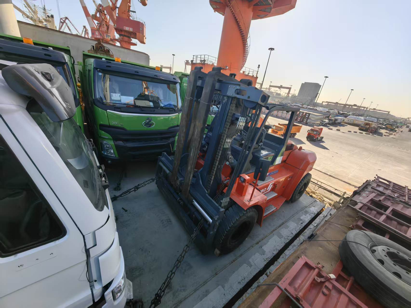 شحنة رافعات شوكية مروحية تبحر إلى الجزائر شحنة رافعات شوكية مروحية تبحر إلى الجزائر