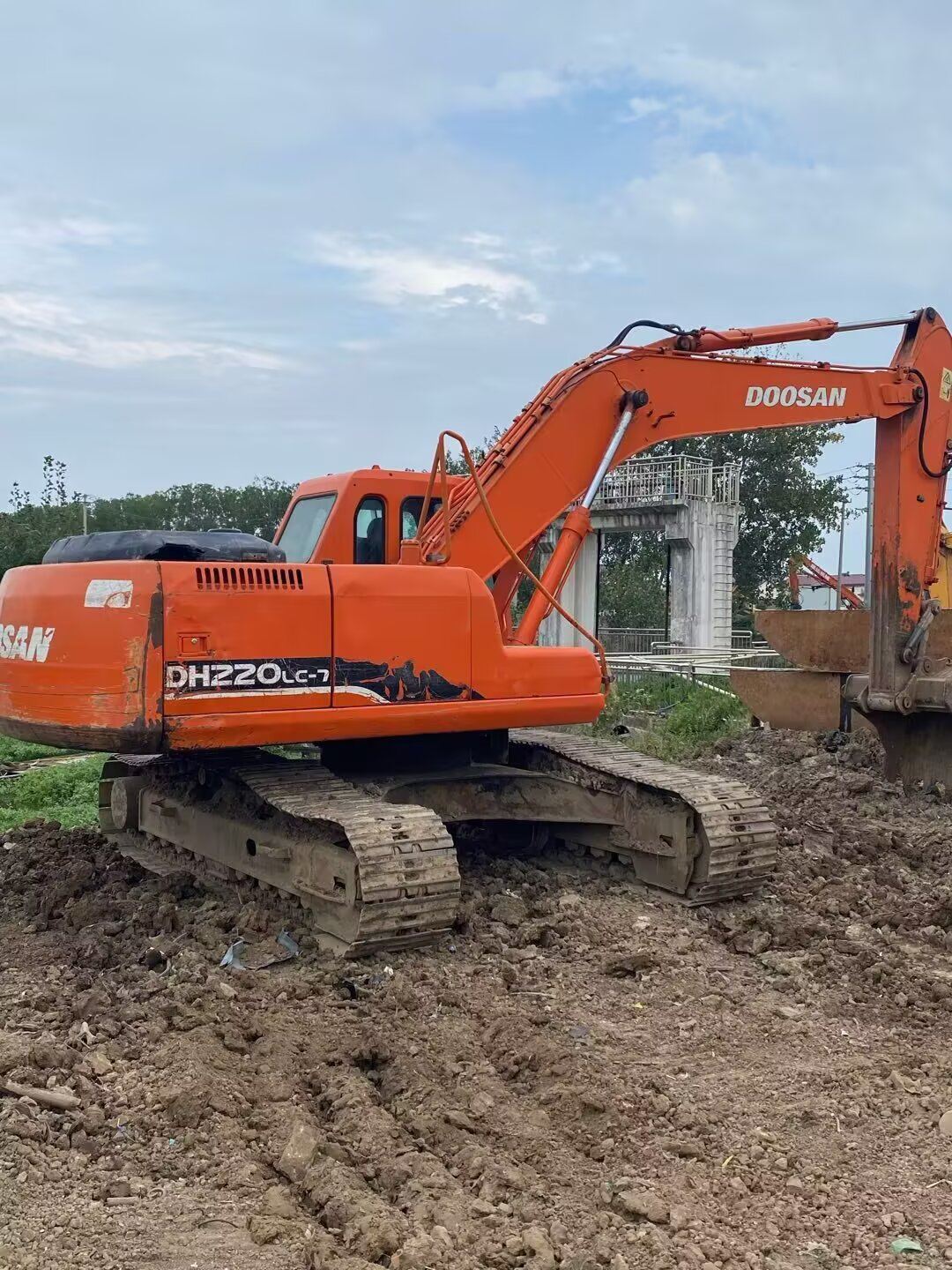 Used Doosan 220 Excavator for Sale 2010